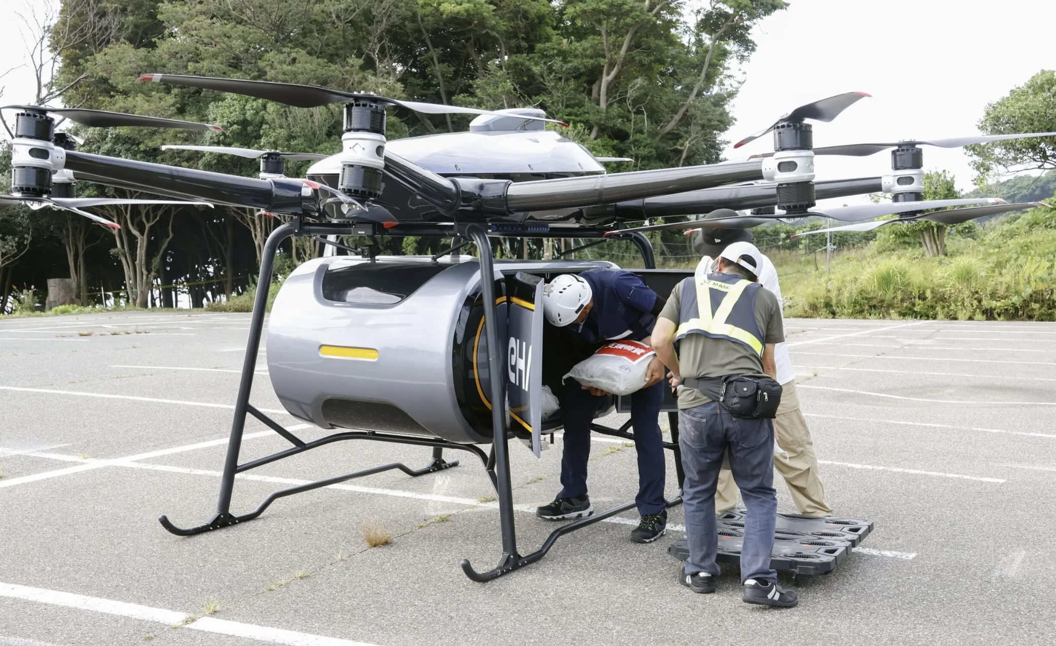 国内初、250kg級大型ドローン飛行の成功から空輸特化型ライセンス制度を創設