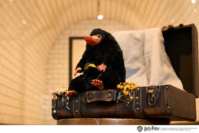 【株式会社セキグチ】『ファンタスティック・ビースト』に登場する魔法動物ニフラーの、顔と手足はソフトビニール製でフィギュアのようなぬいぐるみ「ぬいフィギュ　ニフラー」が新発売！