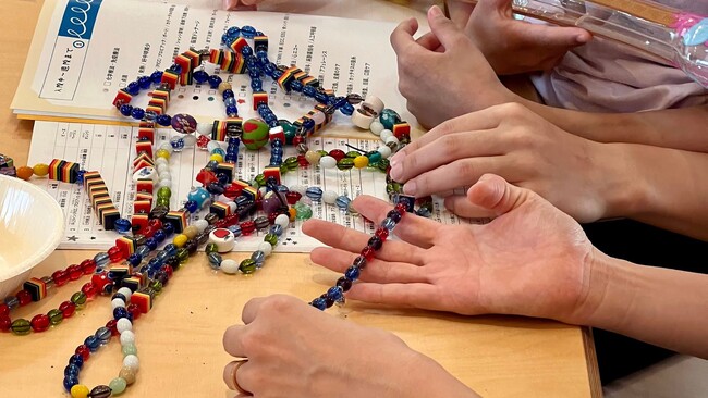 宮城県立こども病院と神奈川県立こども医療センターにアート介在療法「ビーズ・オブ・カレッジ」を導入