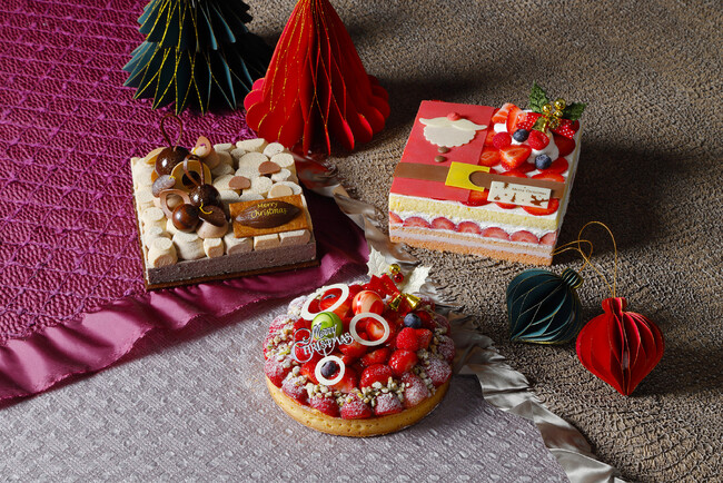 【大阪マリオット都ホテル】ホリデーシーズンはホテルメイドのケーキを！『あまおう』が華やかに彩るタルト、紅茶とスパイスが香るチョコレートケーキと、いちごをたっぷり使用したショートケーキの3種類が登場