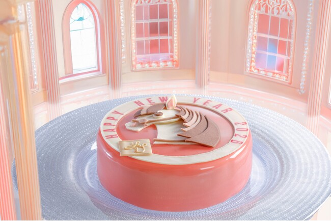 【シェラトン都ホテル大阪】プリンセスの白馬をイメージしたメルヘンチックなケーキ　2026年「干支スイーツ～午～」数量限定で販売