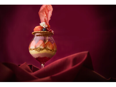 【ウェスティン都ホテル京都】旬を迎えた奈良県ブランド「古都華」をたっぷりと使用した苺づくしの贅沢パフェ「...