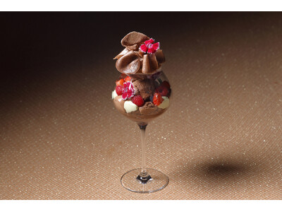 【大阪マリオット都ホテル】天空のラウンジに今冬限定、ショコラとベリーの優美な「ショコラパフェ」が登場！バ...