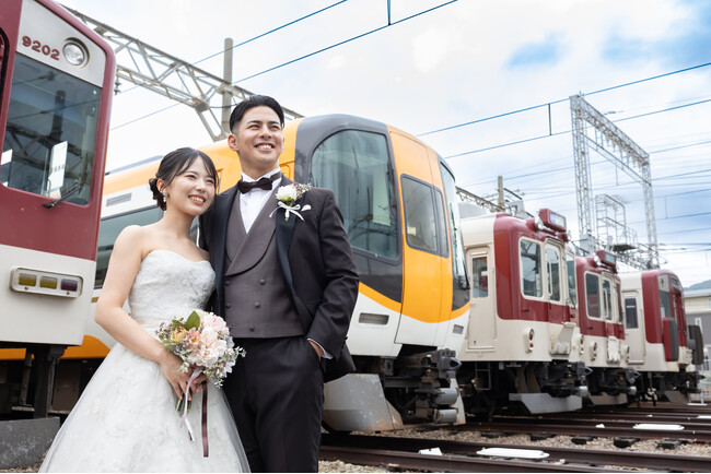「シェラトン都ホテル大阪」×「近畿日本鉄道株式会社」普段入ることのできない「車庫」を舞台にしたフォトウエディングプラン販売