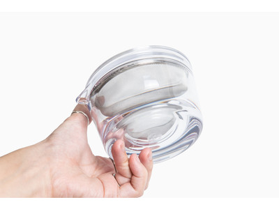 【透明急須】7万個突破！「熱くない」「取っ手がない」「重ねられる」構造の特許を取得