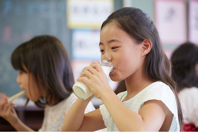 【調査結果】学校給食の人気メニュー1位は前回に引き続き「あげパン」。小中学生の58.1%が「牛乳以外の飲みものを選びたい」と回答