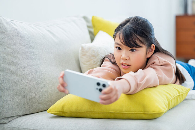 【調査結果】自分を「スマホ中毒」だと感じる小学生は37％、中学生では52.5％。そう感じる理由の1位は「気づいたら1時間以上いじっていたとき」