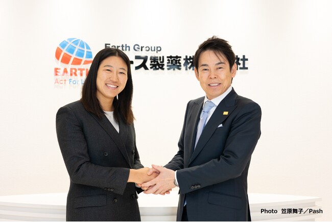 アース製薬と女子プロテニスプレイヤー内島萌夏選手が、2025年4月よりスポンサー契約を締結