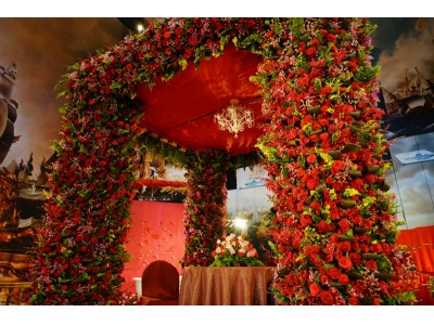 「真紅のバラの部屋」や「空中に浮かぶ絶景カフェ」など新スポットが登場−いよいよ満開！「2,000品種120万本のバラ祭」−