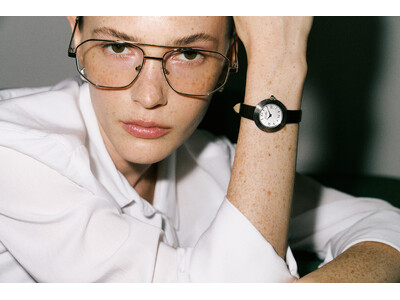 カナダ・ロッキー山脈のルイーズ湖面に広がる、深く鮮やかなブルーとアクアの色彩、その永遠に変わらぬ輝きを宿...