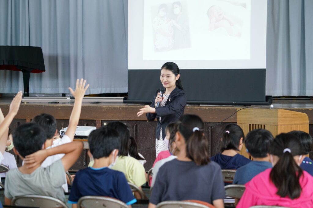 「一度失いかけた命だから、伝えられることがある」。白血病・不登校・うつを乗り越えた現役助産師が、小学5年生に贈る「命の授業」