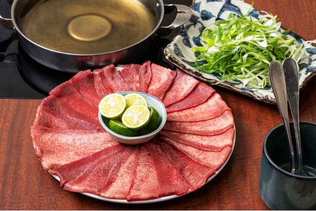 独自スライスで全部位の旨みを一度に味わう。新食感「牛タンしゃぶしゃぶ」、2025年11月4日(火)より提供スタート。