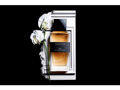 世界でも限られた店舗で取り扱い中のプレミアム フレグランス「ド ジバンシイ」から、貴族の気品と余裕をまとうフローラル・ウッディの香りが新登場。