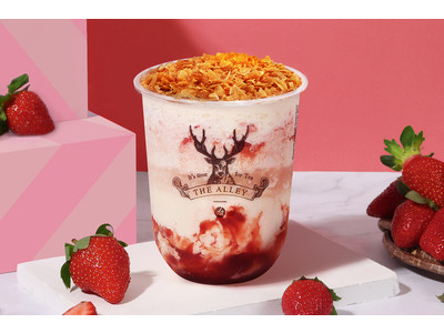 苺によくばりな春(ハート) お茶に恋をする本格派ティーストア「THE ALLEY」より、フレッシュ苺を使用した期間限定ドリンク『カリカリストロベリーティーラテ』が3月8日（月）から新発売！！