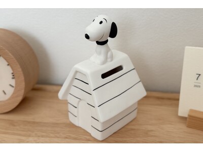 PEANUTS Cafe｜インテリアとしてもおすすめ、スヌーピーのドッグハウス貯金箱が登場！