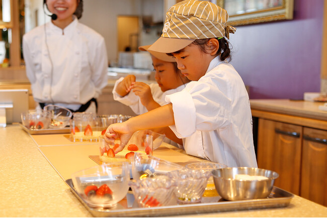 【パパやママに贈るバレンタイン】キッズパティシエ体験が出来るTOOTH TOOTHのスイーツ作りイベント『KIDS KITCHEN』2026年2月に開催！