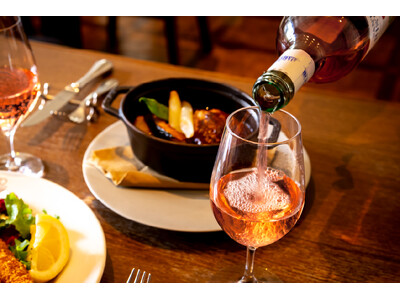 「洋食屋 神戸デュシャン」で愉しむ春色ロゼと神戸の洋食。とっておきの一皿に、華やぐ一杯を。