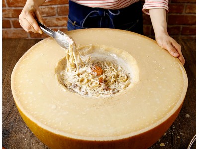 グラナチーズの器で仕上げるカルボナーラ！お客様の目の前でお作りするプランが登場！神戸旧居留地にあるカフェ「YURT神戸店」にて、本日からご提供開始。