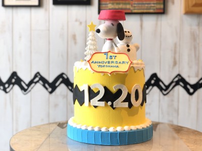 「PEANUTS DINER 横浜」1周年記念！スヌーピーのケーキを期間限定で展示！店内はクリスマスのデコレーションも。