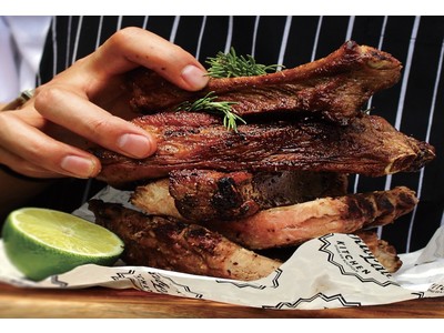 肉好き必食！『リブラボキッチン 品川』COEDOビールと肉料理を豪快に味わう、新グランドメニュー 9/17（木）スタート！