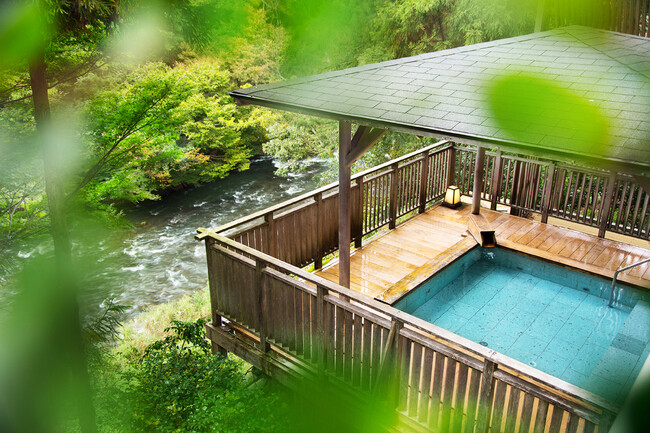 【北陸ドライブ旅】ガソリン券 or 館内利用券2,000円分、さらに最大3,200円分のグルメ温泉チケット「加賀 湯めぐり街あるき帖」付き宿泊プラン＜4/1～7/17＞