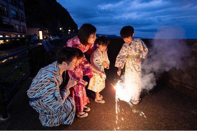 伊豆で夏休み【ファミリー決定版】こども喜ぶ吉祥の夏祭り！花火、かき氷、縁日、温泉卓球、まぐろのお造り＆握り寿司 etc.
