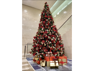 【川越プリンスホテル】「夢つなぐランタン」と色彩豊かな「さをり織り」で彩る、つながるクリスマスツリーを設置