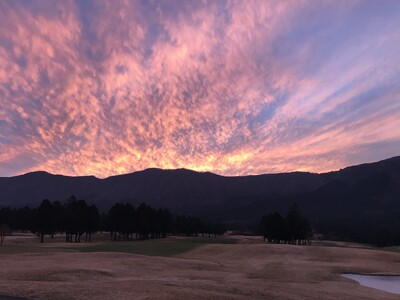 【箱根仙石原プリンスホテル】1日1組限定　思い出の写真をゴルフ場で撮る　秋の夕暮れ絶景ゴルフカートツアーを開催