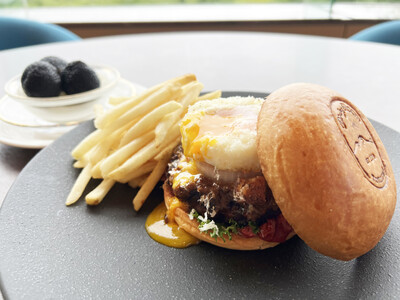 【軽井沢 浅間プリンスホテル】料理長こだわりのハンバーガーを十五夜仕立てに　「ASAMAお月見バーガー“...
