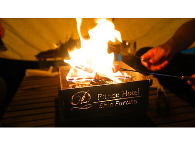 【新富良野プリンスホテル】屋外テントの中で焚火とドリンクをお楽しみいただきます。食材を炙ってツマむ体験型...