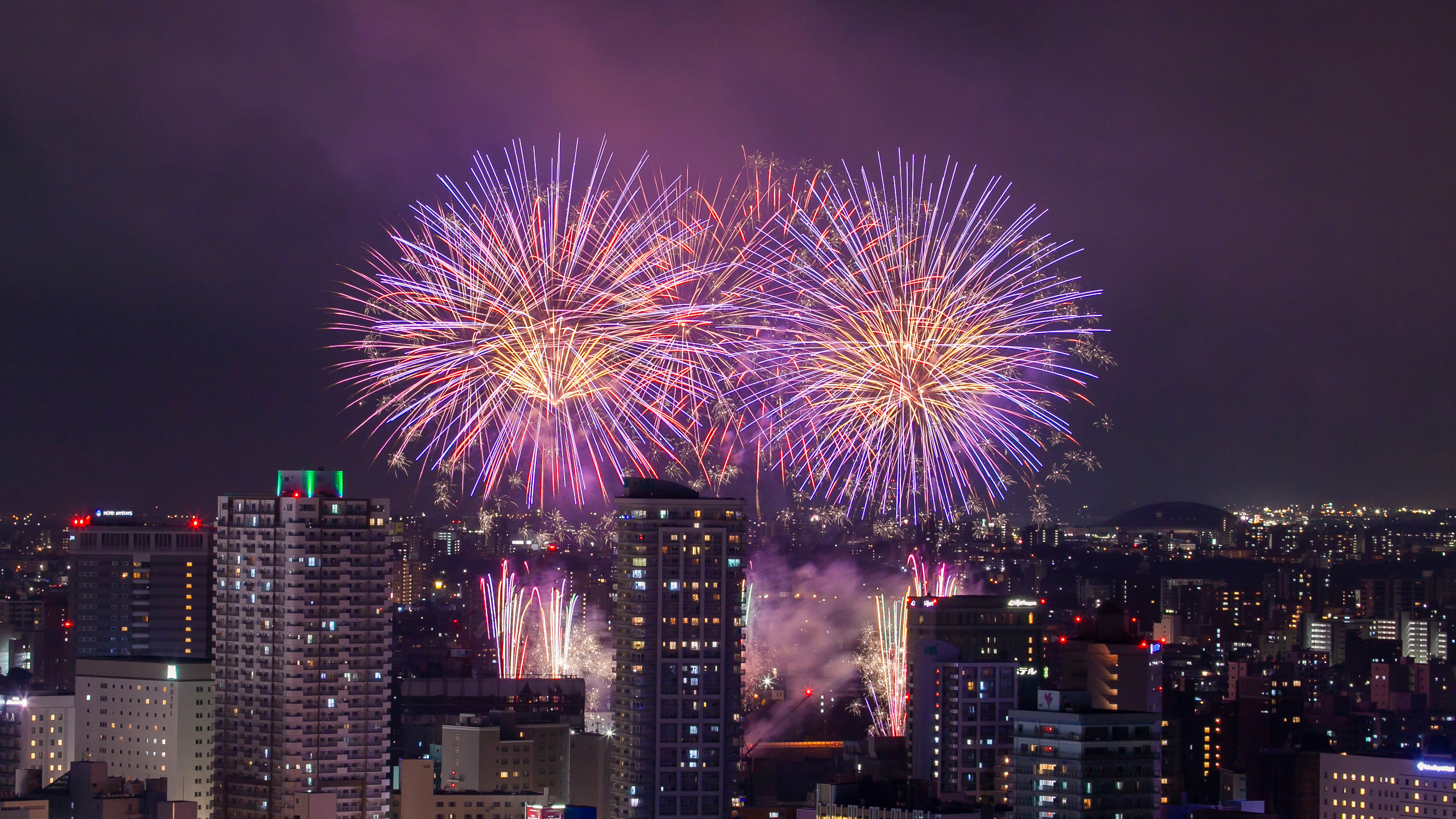 見上げる花火から、見渡す花火へ　屋上ヘリポートからの花火鑑賞付き宿泊プランを販売