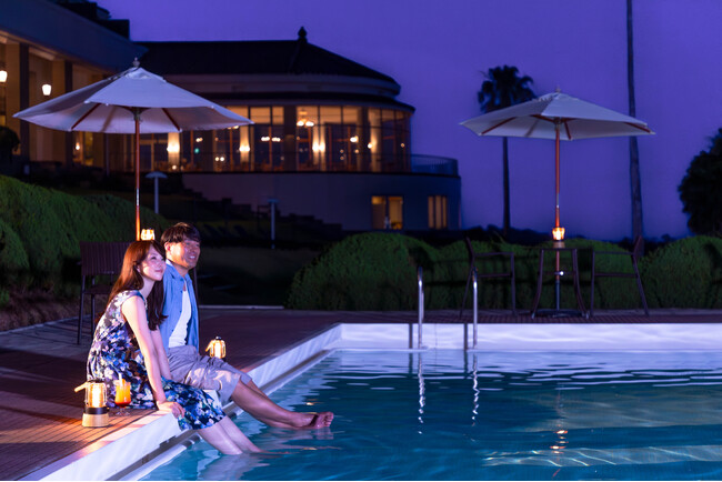 星空と海風を感じながら、夜のプールサイドで大人の非日常納涼時間