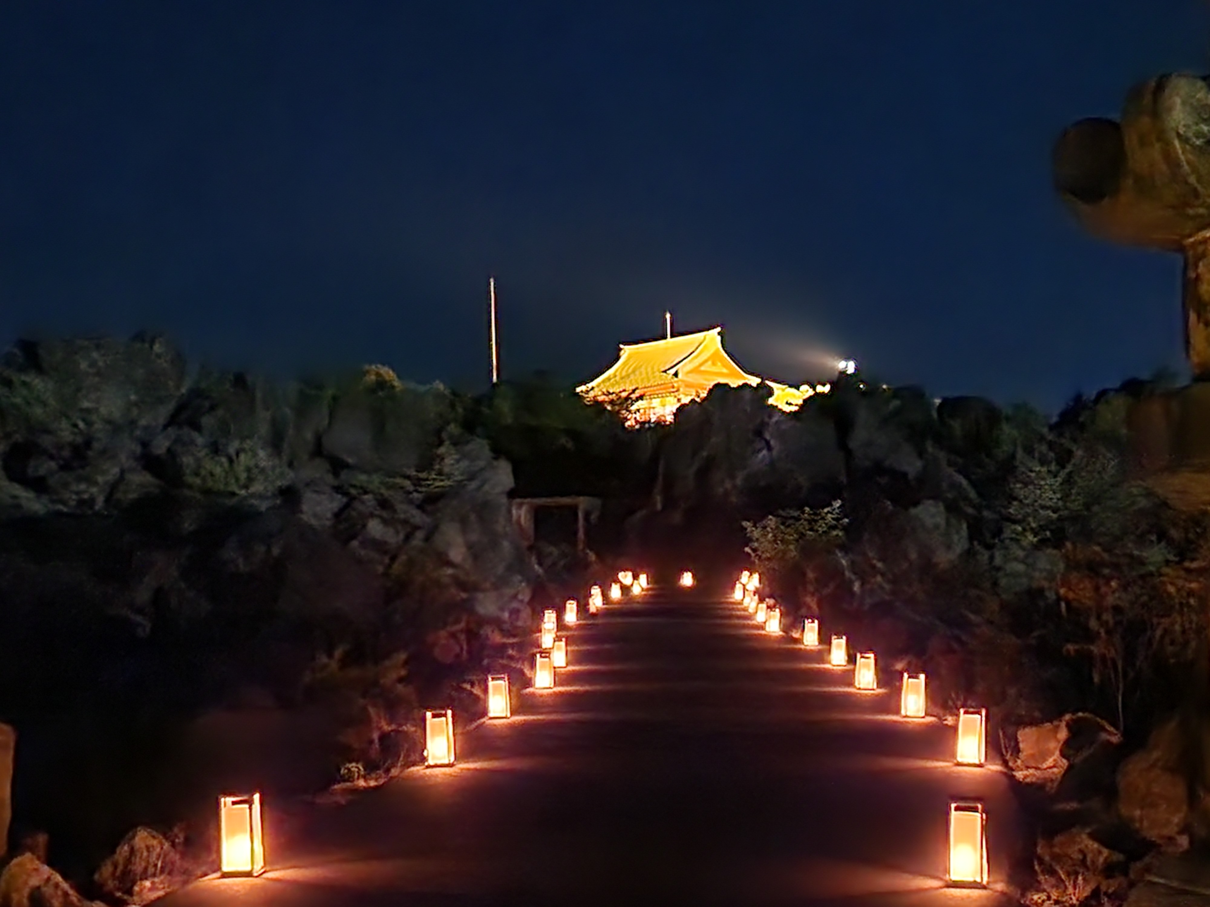 【鬼押出し園】灯篭の灯りが導く静かな祈りの道