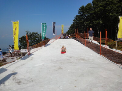 【六日町 八海山スキー場 ・ 八海山ロープウェー】真夏でも天然雪で楽しめる！「夏の天空雪まつり in八海...