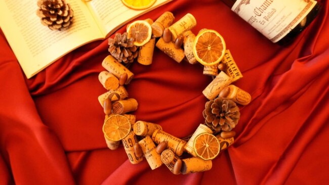 【箱根仙石原プリンスホテル】レストランの廃材ワインコルクを再利用「クリスマスリース作り体験」を開催