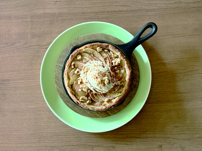 【軽井沢プリンスホテル イースト】3種のりんごと小布施ジャージー牛ミルクが主役！「信州産りんごのスキレットパイ」新登場