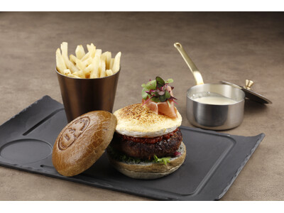 【軽井沢 浅間プリンスホテル】竹炭バンズと牛肉100％パティに「アトリエ・ド・フロマージュ」のカマンベールチーズをトッピング　冬季限定「ASAMAバーガー“Fromage(フロマージュ)”」を販売開始