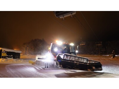 【富良野スキー場】パッセンジャーキャビンを搭載した圧雪車を新規導入圧雪車で移動するファーストトラックやお...