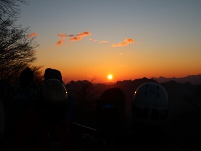 【軽井沢プリンスホテルスキー場】標高1,155mのスキー場山頂から新年のご来光を拝む「初日の出リフト」を運行