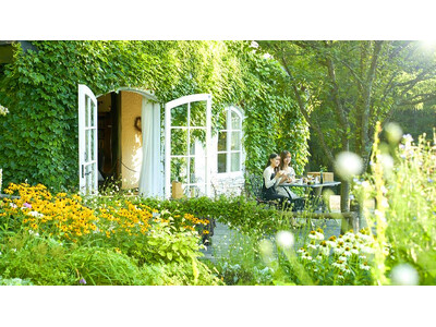 【新富良野プリンスホテル】1日1組だけの特別な朝。誰もいない早朝の「風のガーデン」を貸し切りに！花と緑の香り、やわらかな朝日に包まれて楽しむ絶景プライベートモーニング体験を今年も開催