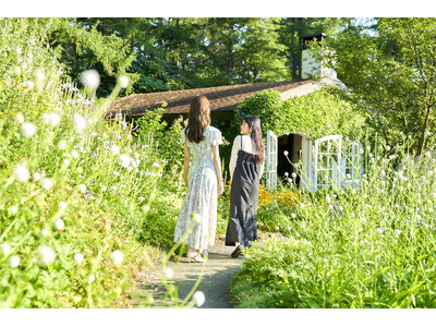 【新富良野プリンスホテル】～奏でた瞬間、ドラマの中へ～ドラマ「風のガーデン」の舞台に、実際に使用されたストリートピアノが登場。花々に囲まれた空間で、訪れた方が自由に奏で、音楽でつながるひととき