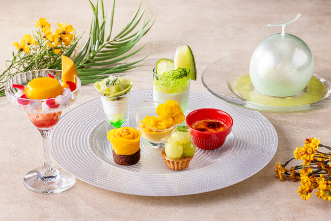 【新横浜プリンスホテル】初夏の楽しみを一皿に！割って楽しむ仕掛けスイーツも『メロン＆マンゴー スイーツプレート』を販売