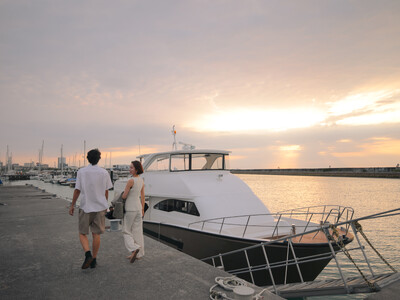 【沖縄プリンスホテル オーシャンビューぎのわん】宜野湾発　西海岸に沈む絶景と夜景を巡るラグジュアリー体験「サンセットクルーズ in 宜野湾」期間限定開催