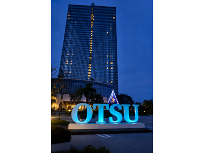【びわ湖大津プリンスホテル】9月23日は「手話言語の国際デー」手話への理解を求めシンボルモニュメント「OTSU」をブルーにライトアップ