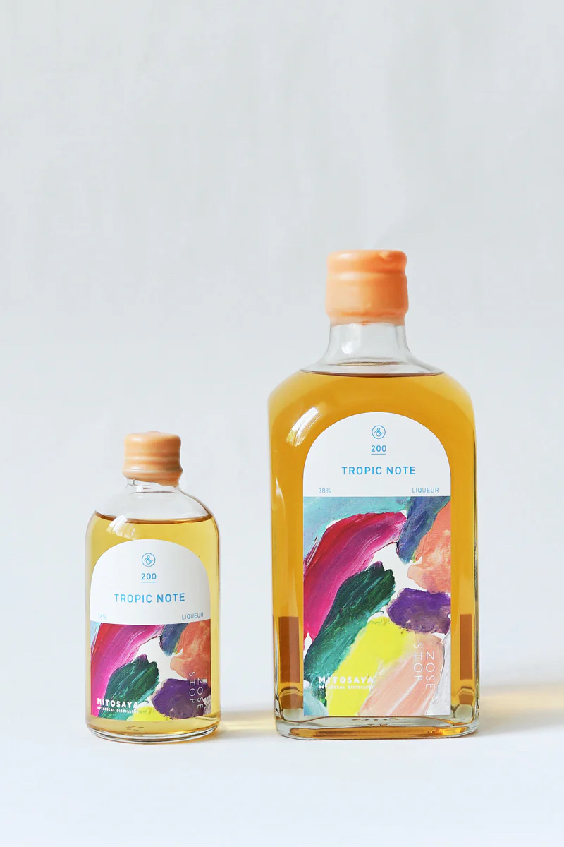 ニッチフレグランスの香りのトレンドをもとに誕生したリキュール2種が発売。「NOSE SHOP」が手がける香りが主役のバー「はな」のメニューを監修する「mitosaya薬草園蒸留所」とのコラボレーション