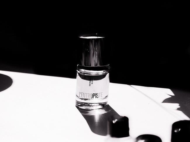 数々の名香を生み出すレジェンド調香師がついに独立。今年香水業界で話題を集めた「L'Entropiste（ラントロピスト）」が12/12（金）日本へ本格上陸！無秩序から生まれる美を表現した香り6種を展開