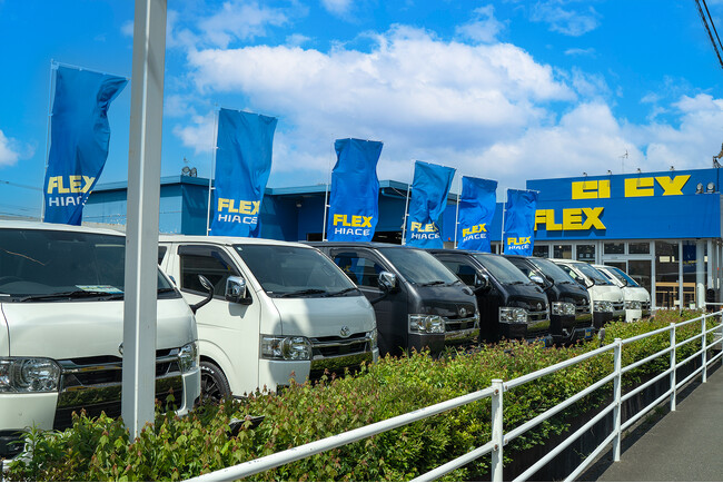 ハイエース専門店を全国展開するFLEX（フレックス）が、「FLEX ハイエース福岡店」を2025年5月24日(土)にリニューアルオープン！