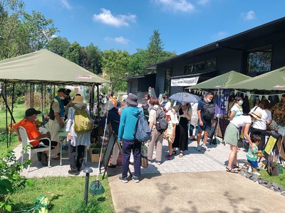 町田で日本最大級のLOCALファーマーズマーケット開催?!緑豊かでおしゃれな公園で地域のいいひと・いいもの大集合！やくしLOCALファーマーズマーケット開催！
