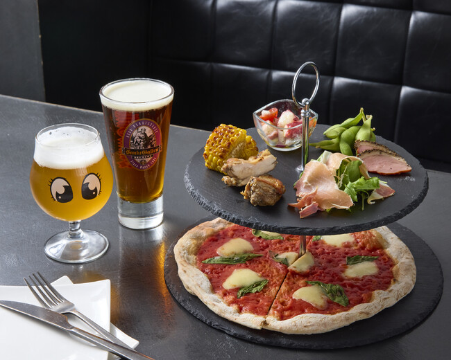 アフタヌーンティーのような “おつまみタワースタンド” と、クラフトビール21種飲み放題が楽しめる「夏のパーティープラン」。2025年7月22日～本厚木サンクトガーレンタップルームにて