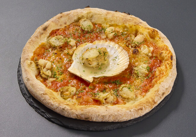 本厚木 サンクトガーレン タップルーム、“自分でかけて楽しむ”冬の新メニュー2種が登場。ホタテのダシをかけるピザと、小麦のワインのアフォガード